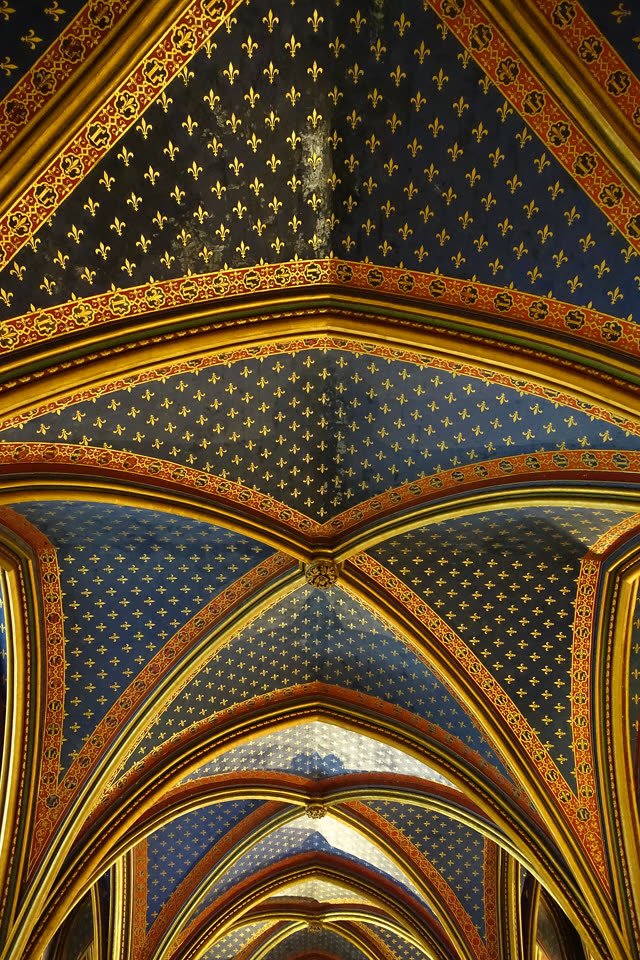 Voûtes bleues semées de fleurs de lys d’or, chapelle basse de la Sainte-Chapelle