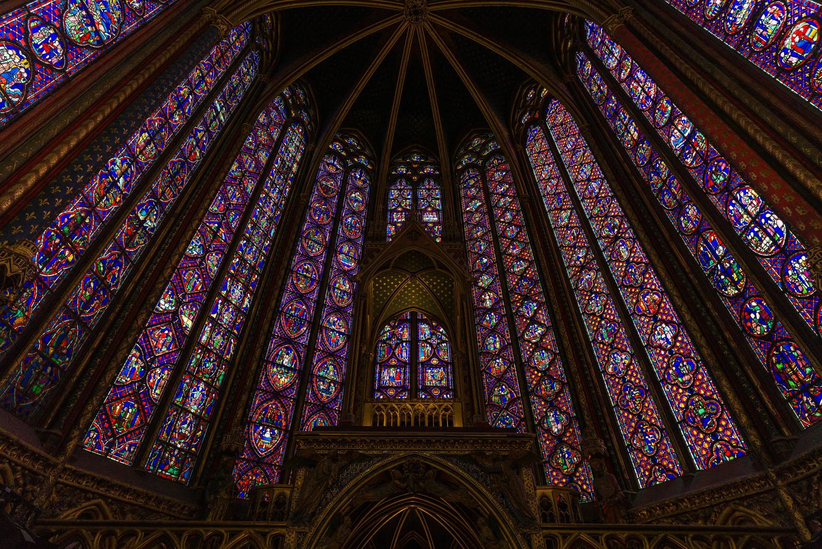 La chapelle haute de la Sainte-Chapelle et ses vitraux