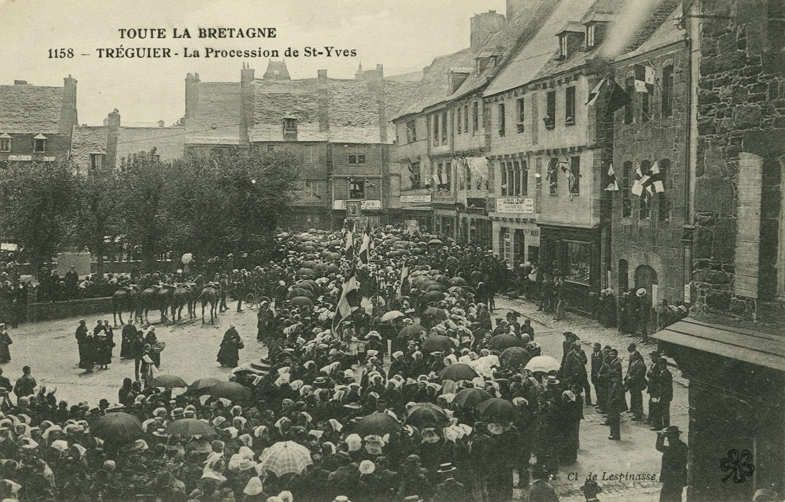 Carte postale ancienne : la procession de Saint-Yves à Tréguier