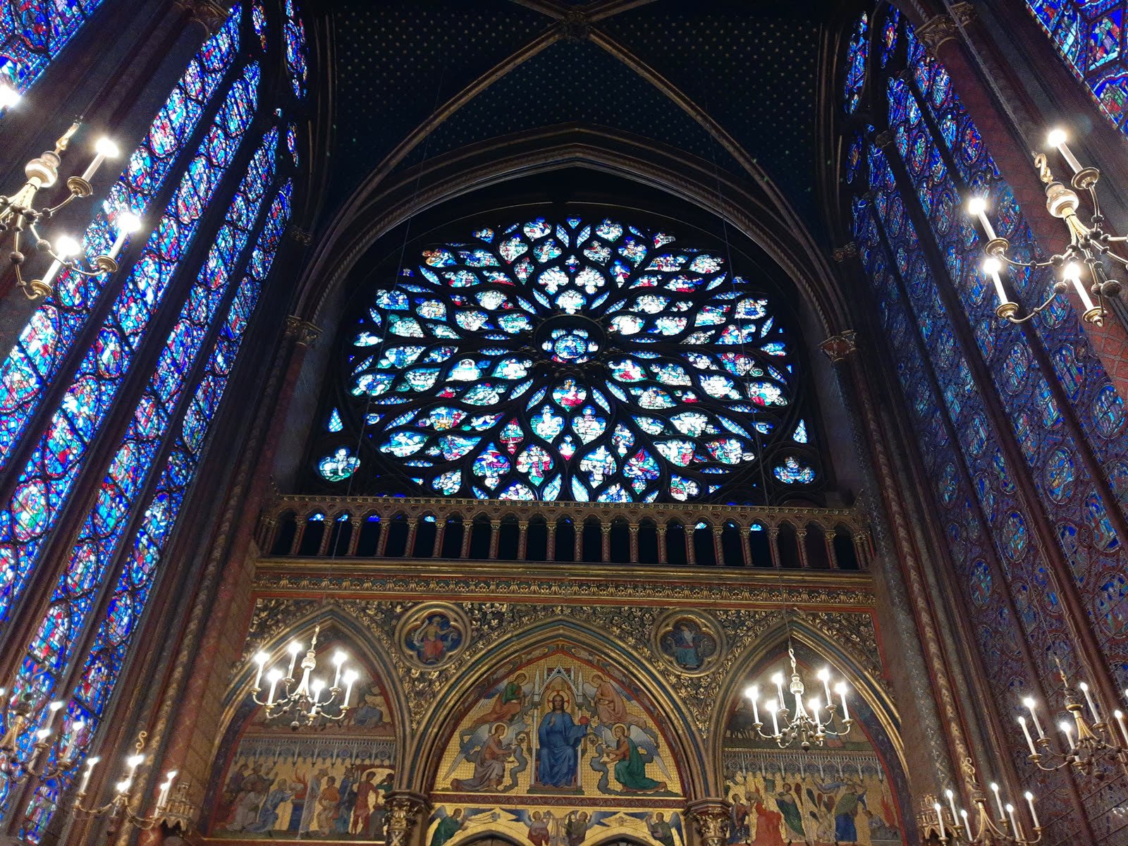 La rose et les vitraux de la chapelle haute de la Sainte-Chapelle