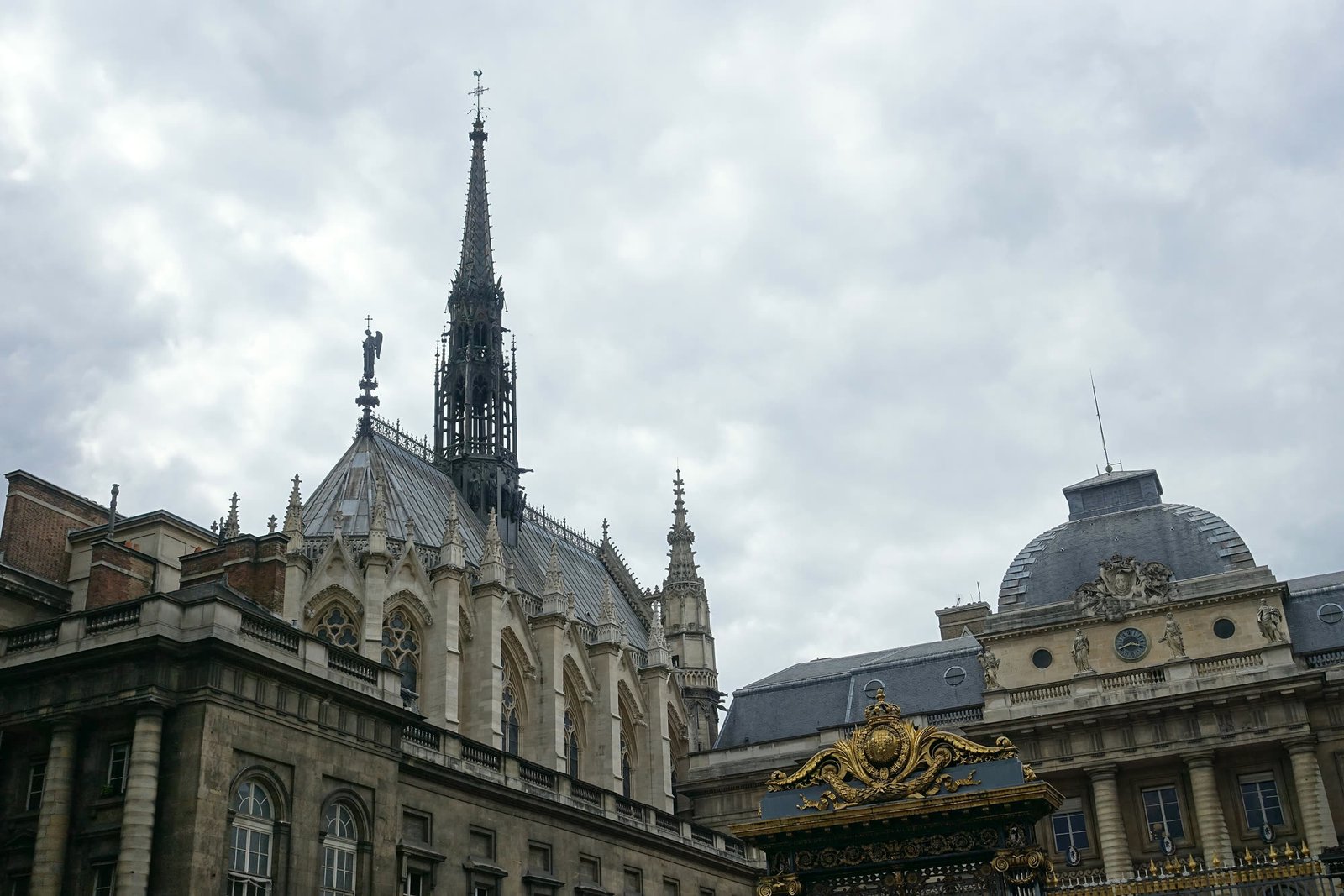 La Sainte-Chapelle et sa flèche, dans l’enceinte du Palais de Justice de Paris